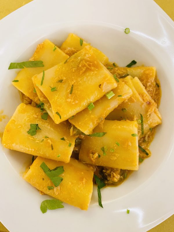 immagine di pasta paccheri con tonno e prezzemolo