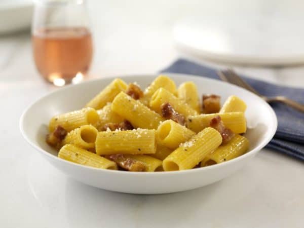 primo piatto pasta rigatoni alla carbonara