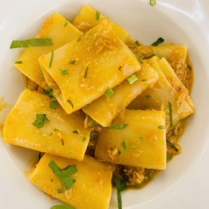 immagine di pasta paccheri con tonno e prezzemolo